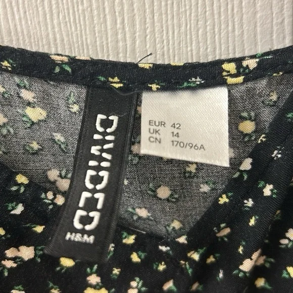 Divided Romper black floral size small with pockets and gathered waist - Picture 2 of 6